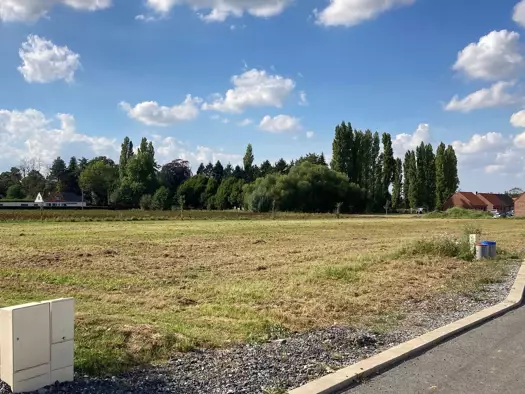 Terrain de 606 m² à Eringhem
